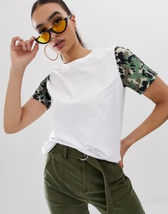 Футболка с камуфляжным принтом на рукавах ASOS DESIGN - Белый