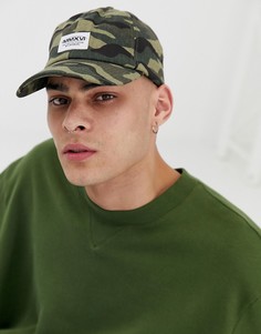 Бейсболка с нашивкой MMXVI и камуфляжным принтом ASOS DESIGN - Зеленый