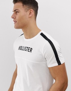 Белая футболка с логотипом на груди и лентами на рукавах Hollister - Белый