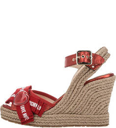 Красные босоножки с декоративной отделкой Love Moschino