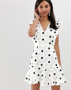 Платье с оборками и цветочной отделкой в стиле 3D Talulah The Icon - Белый