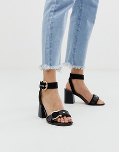 Черные босоножки на каблуке с золотистой фурнитурой River Island - Черный