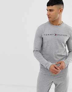 Серый лонгслив с круглым вырезом и логотипом на груди Tommy Hilfiger - Серый