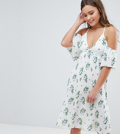 Плиссированное платье с открытыми плечами и цветочным принтом Boohoo - Белый