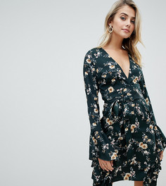Платье с запахом и зеленым цветочным принтом PrettyLittleThing - Зеленый