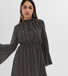 Короткое приталенное платье с геометрическим принтом и оборками PrettyLittleThing - Мульти