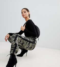 Джоггеры с камуфляжным принтом и полосками по бокам Missguided - Зеленый