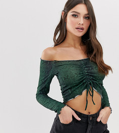 Зеленый кроп-топ с открытыми плечами и змеиным принтом Boohoo - Зеленый