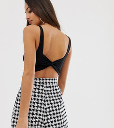 Черный базовый укороченный топ с перекрученной отделкой на спине PrettyLittleThing - Черный