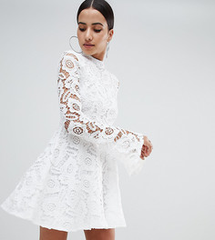 Кружевное приталенное платье PrettyLittleThing - Белый