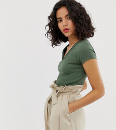 Футболка цвета хаки с V-образным вырезом River Island - Зеленый