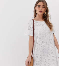 Свободное платье с вышивкой ришелье и оборками ASOS DESIGN Petite - Белый