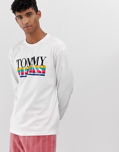 Белый лонгслив с логотипом на груди Tommy Jeans - Белый