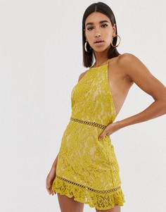 Кружевное платье с высоким воротом и глубоким вырезом на спине Fashion Union - Желтый