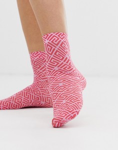 Розово-красные носки с узором в виде монограммы ASOS DESIGN - Мульти