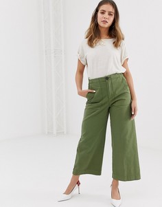 Зеленые брюки в стиле милитари с накладными карманами Bershka - Зеленый