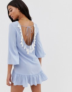 Голубое пляжное платье с глубоким вырезом на спине и кисточками Boohoo - Синий