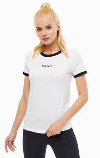 Белая футболка с вышитым логотипом бренда Dkny