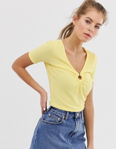 Желтая футболка в рубчик с V-образным вырезом и кольцом Pull&Bear - Желтый