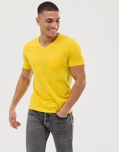 Желтая футболка узкого кроя с V-образным вырезом и карманом Celio - Желтый