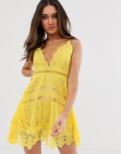 Ажурное платье с глубоким вырезом на бретелях лимонного цвета Love Triangle - Желтый