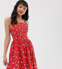 Платье на бретелях с цветочным принтом и завязкой сзади Glamorous Petite - Красный