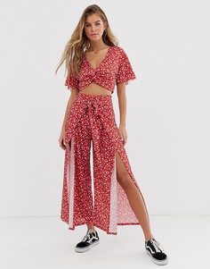 Красные укороченные брюки с цветочным принтом Pull&Bear Pacific - Красный