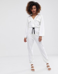 Трикотажный комбинезон с карманом спереди и контрастными строчками ASOS DESIGN - Белый
