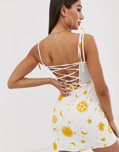 Фестивальное платье на бретельках со шнуровкой сзади и принтом месяца и звезд Boohoo - Мульти