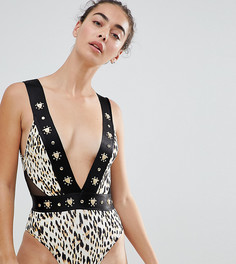 Слитный купальник с глубоким вырезом, леопардовым принтом и люверсами River Island - Коричневый
