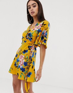 Желтое чайное платье мини с запахом и цветочным принтом PrettyLittleThing - Мульти