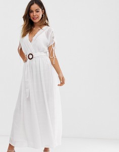 Платье макси в полоску с запахом спереди и поясом с пряжкой ASOS DESIGN - Белый