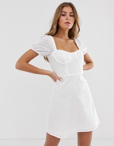 Белое платье мини с вырезом сердечком и вышивкой ришелье Pull&Вear - Белый Pull&Bear