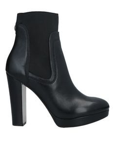 Полусапоги и высокие ботинки Guess