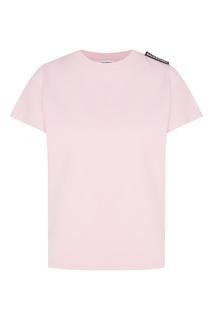 Розовая футболка с этикеткой на плече Balenciaga