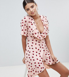 Чайное платье с запахом, оборками и принтом клубники PrettyLittleThing - Розовый