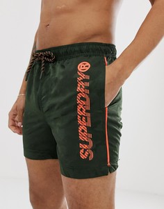Шорты для плавания с камуфляжным принтом и логотипом сбоку Superdry - Зеленый