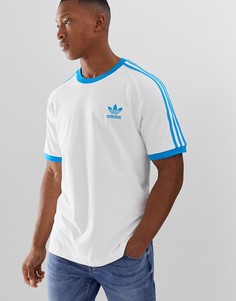 Футболка с белой и синей отделкой adidas Originals - california - Белый