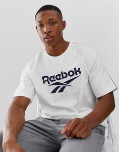 Белая классическая футболка с принтом Reebok - Белый