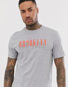 Свободная футболка из органического хлопка с отворотами на рукавах и принтом ASOS DESIGN - Серый