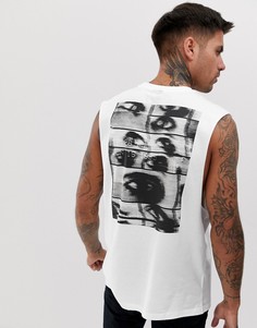 Свободная майка из органического хлопка с заниженными проймами и принтом на спине ASOS DESIGN - Белый