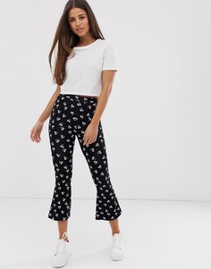 Укороченные расклешенные брюки с принтом сердечек ASOS DESIGN - Мульти