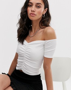 Белый топ со сборками и открытыми плечами Bershka - Белый