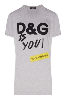 Серая футболка с логотипами и надписью Dolce & Gabbana