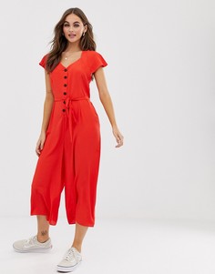 Комбинезон на пуговицах с оборками и вырезом на спине ASOS DESIGN - Красный