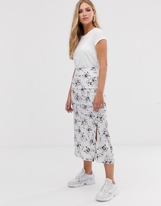 Серебристая атласная юбка миди с цветочным принтом и разрезами ASOS DESIGN - Мульти