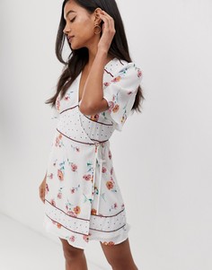 Платье с запахом и контрастными вставками с принтом Fashion Union - Белый