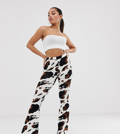 Расклешенные брюки с коровьим принтом ASOS DESIGN Petite - Мульти