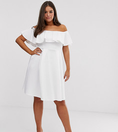 Белое платье со спущенными плечами и оборкой Boohoo Plus - Белый