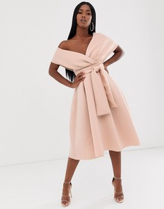 Платье для выпускного со спущенными плечами и поясом ASOS DESIGN - Коричневый